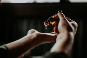 Read more about the article Natuurlijke Huidverzorging: Welke Oliën Zijn Geschikt voor de Rijpere Huid?